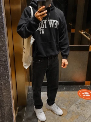  Levi's jeans - Säljer ett par svarta jeans från Levi's med klassisk femficksdesign och röd Levi's-tag på bakfickan. Materialet är mjukt denim med lite stretch för extra komfort. Säljer pga för små 