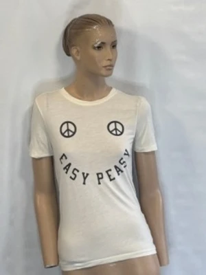 Ganni t-shirt med tryck Easy Peasy  - Oamvänd!!! Vit GANNI t-shirt med svart tryck framtill som föreställer två peace-symboler och texten 'EASY PEASY' i form av ett leende. Rund halsringning och korta ärmar. Perfekt för en chill och avslappnad stil.