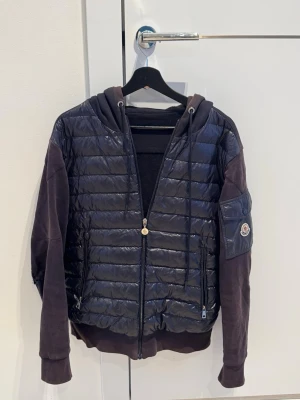 Moncler Cardigan - Äkta blå cardigan med luva från Moncler i storlek M. Små defekter på armen kolla bilderna.