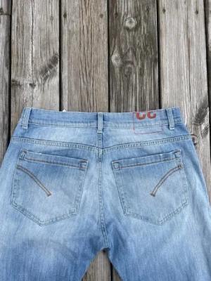Ljusblå Dondup George Jeans - Ljusblåa Dondup George jeans i nyskick som har används mindre än 5 gånger. Storlek W32 och modellen George. Hör gärna av er vid intresse!