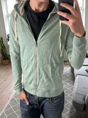 Vintage zip hoodie  - Unik och snygg! Mått: A:55 B:46 C:47 D:62 (cm) Skriv vid fundering 😊🙌storlek L men den passar även M