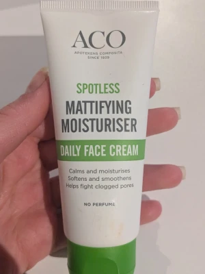 ACO Spotless Mattifying Moisturiser - Daglig ansiktskräm som återfuktar, mjukgör och mattar ner huden. Krämen hjälper till att motverka tilltäppta porer och är parfymfri. Funkar skitbra för akne benägen hy! Typ 1 tredjedel kvar så det hade vart smart att köpa för att testa☺️