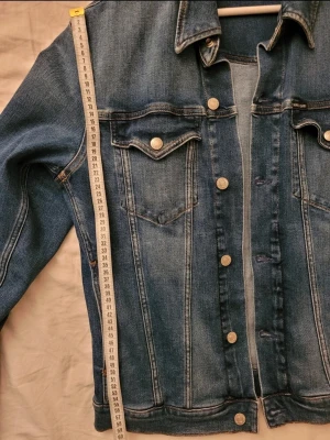Jeansjacka Calvin Klein - Har endast använts en gång, så i princip som ny. Säljes eftersom jag fick en liknande på min födelsedag. Den är stilren med skönt stretch material som anpassar sig efter kroppen.