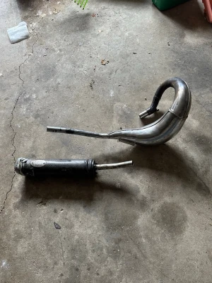 TurboKit trimrör - TurboKit trimrör till crossmoped med sliten ljuddämpare. Ljuddämparen är som sagt sliten, behöver skruvas ihop eller som ägaren innan gjorde, Tejpa. 