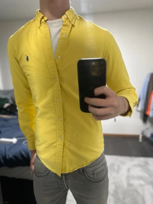 Gul skjorta från Ralph Lauren - Riktigt Fräsch Ralph Lauren skjorta, perfekt till sommaren, Storlek S, Modell 193cm - 85kg - Bär storlek M. Skriv vid frågor/funderingar 😇