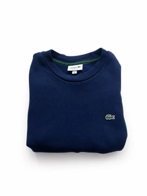 Lacoste sweatshirt - Säljer nu min mörkblå Lacoste sweatshirt🔥 | Storlek: L, sitter som L  | Skick: 9/10, Inga fläckar, uttöjt tyg eller liknande. Använd ett fåtal gånger och tvättad en gång | Nypris: ca 800, mitt pris: 149 |Skriv vid minsta fundering📝 | Skickar alltid inom 24 timmar📦