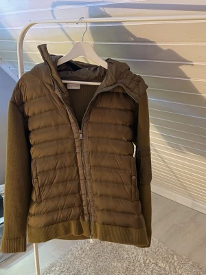 Olivgrön Cardigan från Moncler - Säljer en olivgrön Moncler cardigan i storlek L. Den är endast använd två gånger och är i mycket fint skick, i princip som ny. På bilden är killen som har jackan 190cm och väger 80kg  Klassisk och stilren design som funkar både till vardags och mer uppklädda tillfällen. Mjuk och bekväm passform med hög kvalitet som Moncler är kända för.  Storlek: L Färg: Olivgrön Skick: Använd 2 gånger, mycket bra skick Pris: 2999 kr