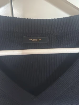 Svart stickad väst från Massimo Dutti - Klassisk svart stickad väst från Massimo Dutti med v-ringning. Använd max 10 gånger. Används ej