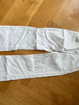 Zara vita jeans  - Vita jeans lågmidjade wide/raka! 