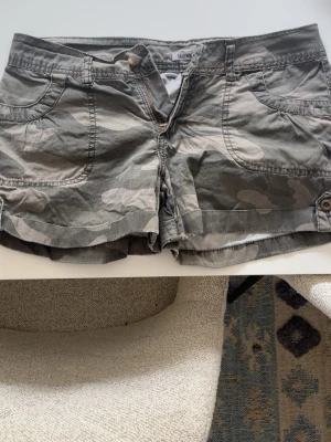 Trulymine 38 - Jeans shorts från trulymine i storlek 38. Saknas en knapp på ena bak fickan!💕