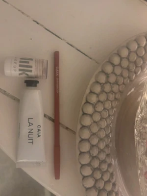 Smink - Smink Caia handkräm använd fåtal gånger, Caia läppenna springbrook så fin till sommaren! Och Milk bronzer stick i blaze den går ej att skruva upp därav priset, använd typ fåtal ggr fungerar toppen🙌🏽