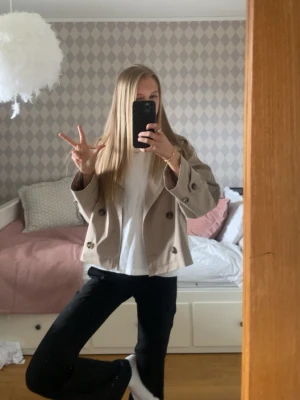 Beige trenchcoat 🧥  - Super söt trenchcoat som nästan aldrig är använd! Passar till allt, o jätteskön nu till sommarn. Köparen står för frakt💓💓