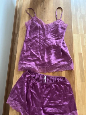 Intimismi satin pyjamas  - Lila Intimismi satin pyjamas i storlek S/M passar mig som är S 