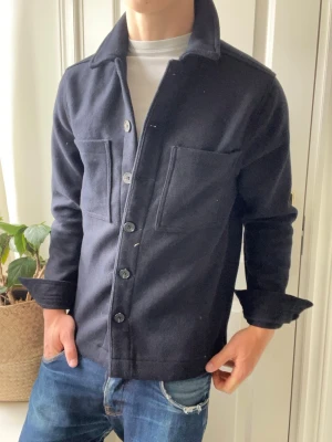 Studio total overshirt  - Studio total overshirt - lite tjockare. Väldigt schysst, Inga defekter! Modellen i bilderna är 180 cm 75 kg och bär Storlek M , Kom med frågor! 🌟 (Kan gå ned i pris vid köp av paket 😉) 