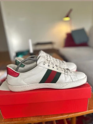 Vita Sneakers - Tjo! Säljer dessa asfeta vita sneakers i storlek 43. ÄKTHET GARANTERAS! Skick 7/10 fina men finns tecken på slitage. Initialerna är sydda i efterhand av skräddare. PM för mer info. Pris kan diskuteras! /TA