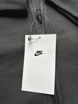 Svart Nike teach fleece - Helt ny svart Nike teach. Aldrig använd och kommer med lapp. Säljer den eftersom den är för stor för mig. Den är M men lite lite stor i storleken. Pris kan diskuteras vid snabba affärer.