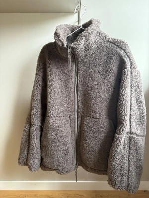 Brun  teddyjacka  -  Brun teddy jacka kommer ifrån H&M i storlek S Den är jättefint skick 