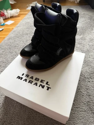 Isabel marant skor - Snygga isabel marant damskor perfekta till sommaren. Helt nya med box✅ Frågor? Kontakta mig✅Allt gott