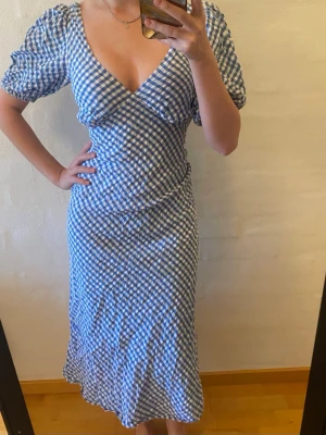 Sommarklänning - Säljer en fin sommarklänning i 100% bomull🩵🤍 Dragkedja i sidan och band att knyta baktill. Skriv om du har frågor!☺️