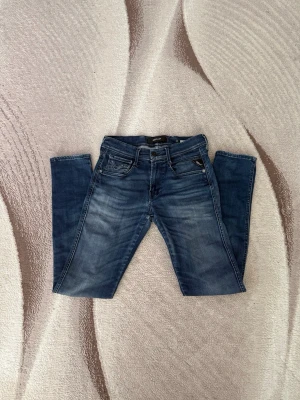 Blå slim fit jeans från replay - Ett par riktigt feta blå slim fit jeans från replay. Jeansen har normal midja och är tillverkade i stretchigt denim för en bekväm passform. Väldigt sköna att ha på sig.  Perfekta för en trendig och avslappnad look. Perfekt färg för sommaren! Priset är inte skrivet i sten. 