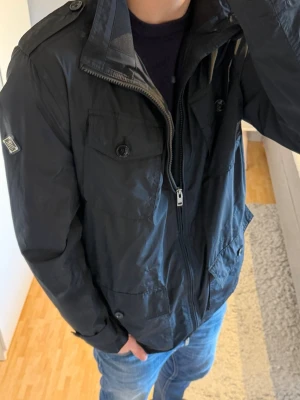 J.Lindeberg Field Jacket - J.Lindeberg Field Jacket | Storlek: L, passar dig runt 190 cm | Skick: 8/10, endast size tagen har lossnat | Bara att skriva vid funderingar✍️
