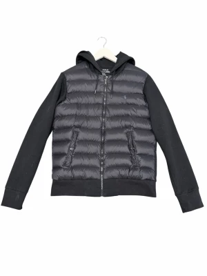 Svart cardigan från Polo Ralph Lauren - Svart cardigan ifrån Ralph Lauren i storlek S. Skicket är 4/5 vilket innebär bra skick med inga skador eller tecken på slitage. Ny pris ligger på 4000kr. Pris kan diskuteras!