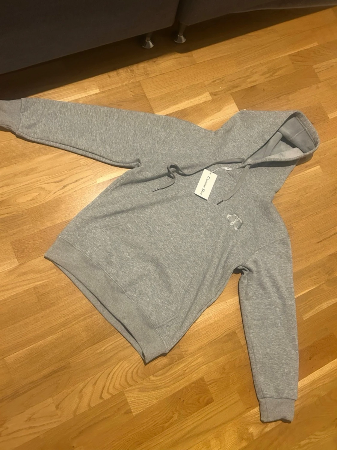 Grå hoodie