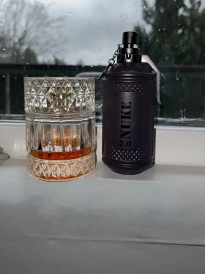 Nuke 2.0 (Spicebomb Extreme) + Zimaya Blend (Angels Share) - Säljer två parfymer inspirerade av Spicebomb Extreme och Angels Share. Nuke 2.0 har ~95/100ml och Blend har ≈20/100ml. Nypriset på dessa två är över 600kr. Hör av er vid frågor 🙏