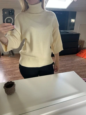 Polo tröja  - Super fin polo tröja, beige - gul färg 