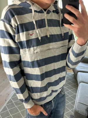 Randig hoodie  - Väldigt unik och extremt snygg samt trendig just nu! Perfekt nu under våren och inför sommarkvällarna. Mått: A:52 B:45 C:42 D:63 (cm) 😇✌️