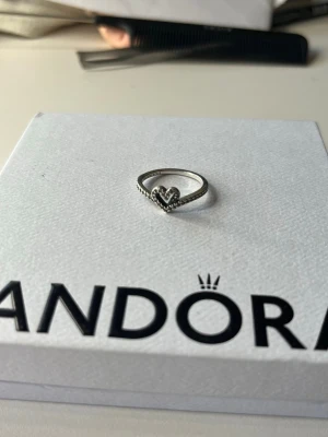 Pandora silverring hjärta - Silverring från Pandora i storlek 52, fint skick💞 Orginalpris 549