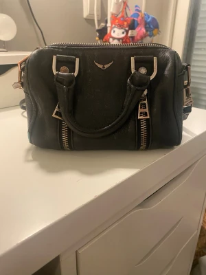 zadig & voltaire sunny nano - svart zadig nano sunny väska, använd och går att dra upp dragkedjorna för att expandera väskan, ev defekter syns på bilderna ❤️