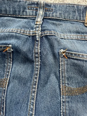 Blå raka jeans från Nudie Jeans - Säljer ett par snygga blå lean Dean jeans från nudie i storlek 31-32 lite defekt på bakfickan syns på bild tre 