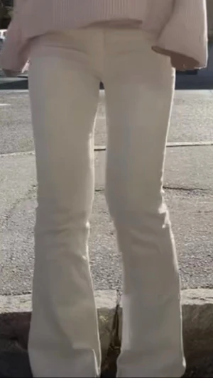 vita flare jeans  - Jättefina vita jeans som är flared från Lee💕💕skulle nog säga att de är mid waist💕storlek W28 L33