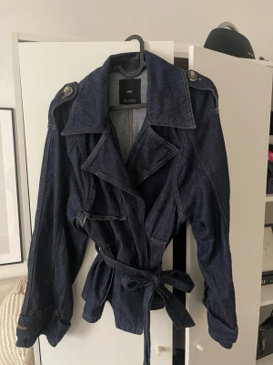 Kort denim trenchcoat  - Använd fåtal gånger men fortfarande i mycket bra skick🫶🏼