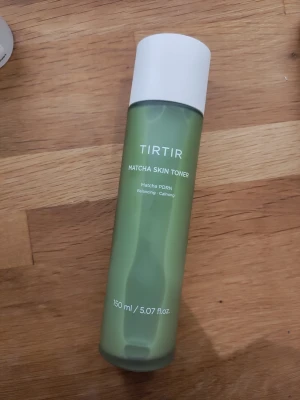 TIRTIR Matcha Skin Toner 150ml - Fräsch grön toner från TIRTIR med matcha, perfekt för att balansera och lugna huden. Kommer i en stilren, cylindrisk flaska med vit kork och rymmer 150 ml. Passar dig som vill ha en återfuktande och uppfriskande bas i din hudvårdsrutin.