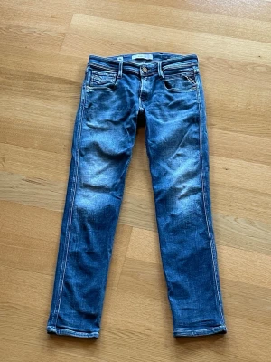 Replay - Replay anbass 1 year wash. Riktigt snygg tvätt, slim passform och inga defekter. Nypris på dessa är runt 2000kr. Skriv vid funderingar, priset kan diskuteras👍