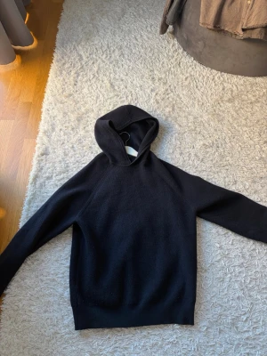 Blå hoodie från Mango - Blå hoodie från mango i riktigt skönt material. Hör av er vid frågor 