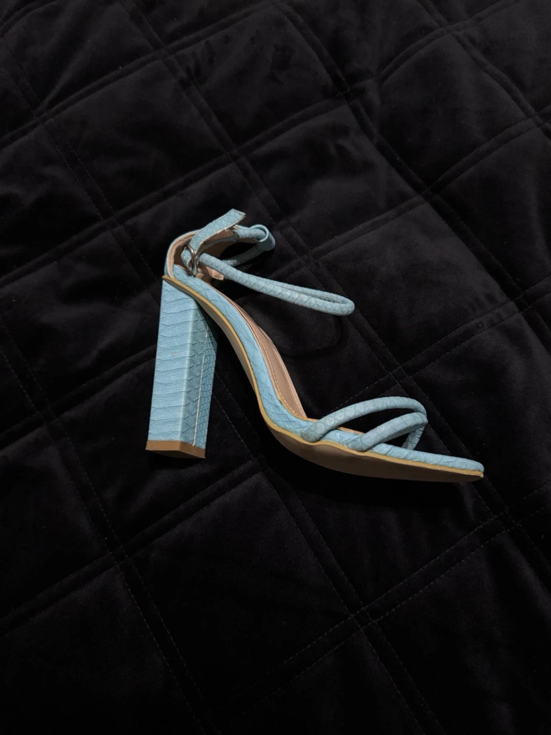Turkosa pumps med blockklack och kuvertväska  - 2