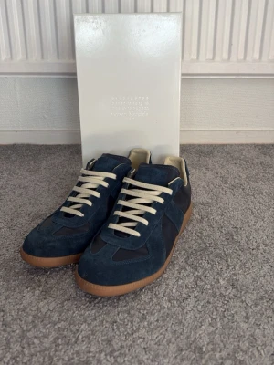 Blå Maison Margiela sneakers i mocka - Säljer att par Maison Margiela i mörkblå som är i 9/10 