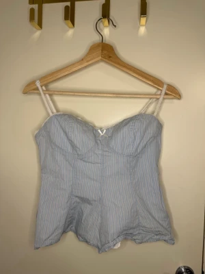 Ljusblå korsettop - Zara topp, i storlek S, den var lite för stor över bysten på mig. Använd 2 gånger 🩵