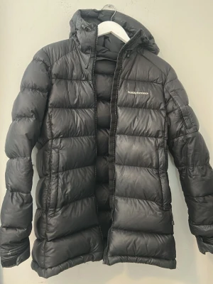 Svart dunjacka Peak Performance - Säljer en fin peak performance jacka, dragkedjan på jackan har lossnat, så jackan går inte o stänga