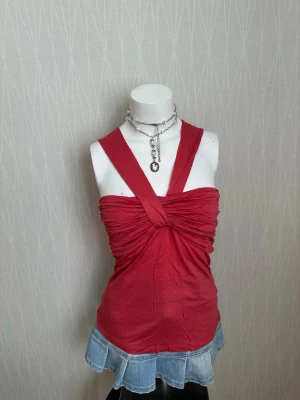 Röd omlott linnetopp från Stills - Trendigt omlottlinne. Det står L, men det passar S. Färgen är inte röd utan korallrosa i verkligheten.