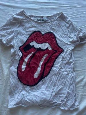 Rolling Stones vit t-shirt med tryck - Vit t-shirt med med sugga tryck och kristaller 