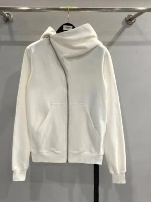 Rick Owen’s x wizard hoodie  - Stilren vit hoodie med unik sned dragkedja och stor huva. Hoodien har långa ärmar, känguruficka framtill och är tillverkad i mjukt material som känns skönt mot huden. Perfekt för en avslappnad och trendig look. 