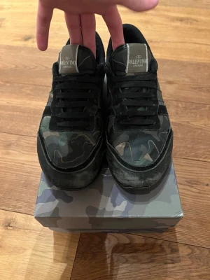 Valentino grön - •Skick 7/10 • Pris: 1399kr •Box ingår •Kom dm vid eventuella frågor👏