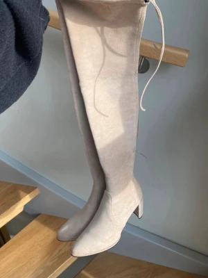 Beige mocka lårhöga boots  - Helt nya  Inga defekter  Strl 38 Klackhöjd 7cm Klackbredd 5 cm