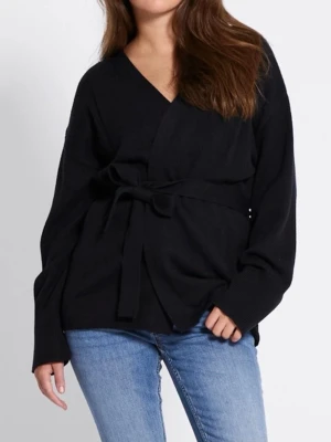 Svart omlottkofta med knytband - Stilren svart omlottkofta med knytband i midjan och v-ringad hals. Koftan har långa ärmar och en avslappnad passform, perfekt att slänga över en t-shirt eller topp. Passar till jeans eller kjol för en enkel men snygg look.