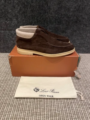 Loro piana open walk cashmere - Super schyssta Loro piana. Finns inga nya i butik! Ganska rare, extremt fint skick. Hör av dig vid frågor 