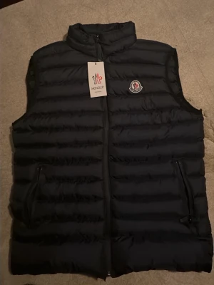 Moncler väst - helt ny skriv så diskuterar vi pris